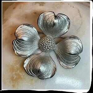 Giovanni Vintage Signed Textured Silver Tone Dogwood Flower Brooch
